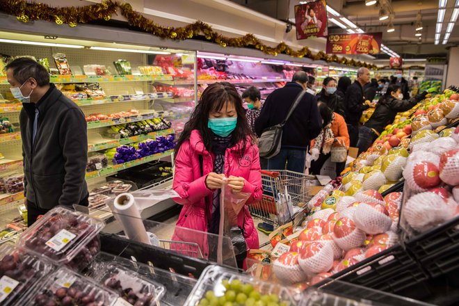 Tudi v trgovinah v Hongkongu je zaznati preplah. FOTO: Dale De La Rey/AFP