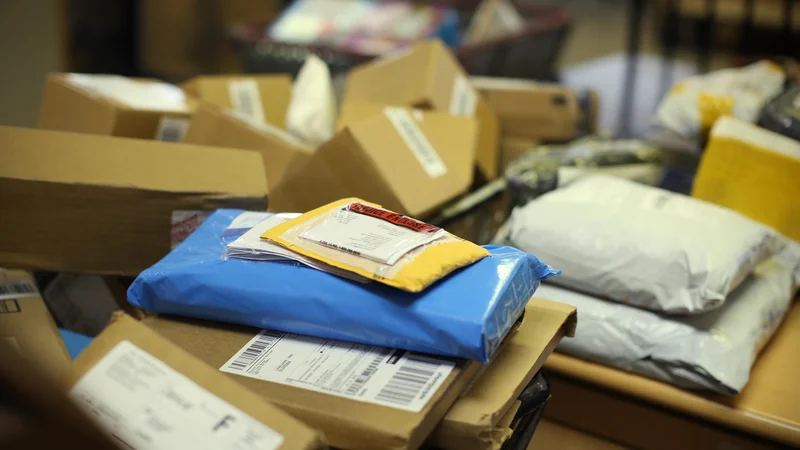 Fotografija: Ali bi kitajski virus lahko pripotoval v pismu, paketu ali z navadno razglednico?
Foto Jure Eržen