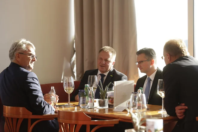 Povabilo Marjana Šarca k sodelovanju na predčasnih volitvah je Zdravko Počivalšek dobil prek medijev. &raquo;Pa bi ga raje osebno,&laquo; poudarja prvak SMC. Foto Voranc Vogel