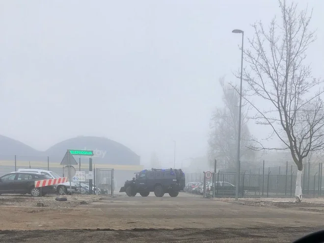 Policijsko vozilo pred poslopjem podjetja Derby. FOTO: Bralec/Slovenske novice