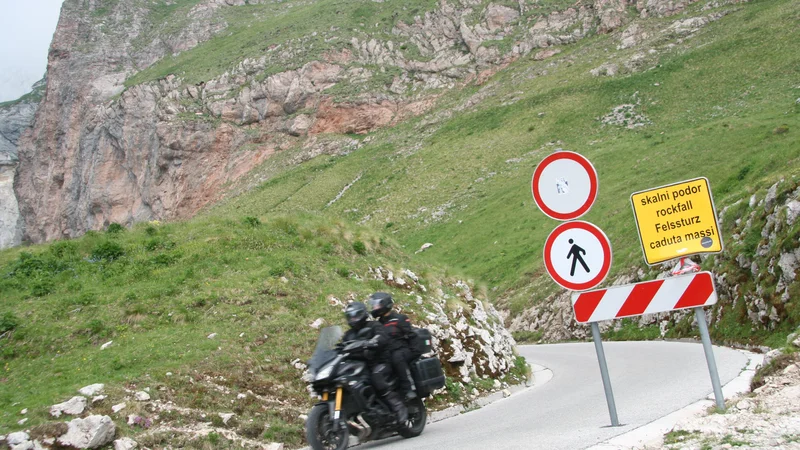 Fotografija: 15.000 avtomobilov in motoristov ter približno 7000 kolesarjev na leto obišče Mangartsko sedlo. FOTO: Blaž Močnik