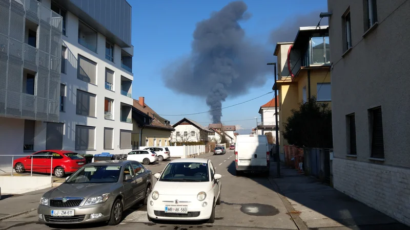 Fotografija: Po Alešovčevi se je dobro videl črn gobast oblak. FOTO: Aleš Stergar/Delo