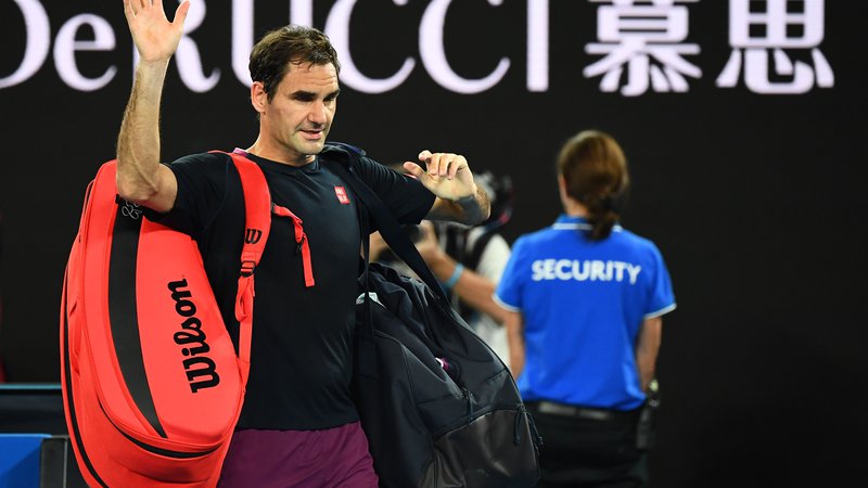 Fotografija: Roger Federer je plačal davek za naporen četrtfinalni dvoboj in se od letošnjega odprtega prvenstva Avstralije poslovil s preprčljivm porazom proti Novaku Đokoviću. FOTO: AFP