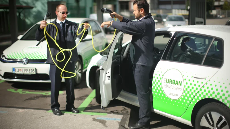 Fotografija: Po škofljiški občini je LPP prevoze na klic opravljal z električnimi eurbani. FOTO: Jure Eržen/Delo