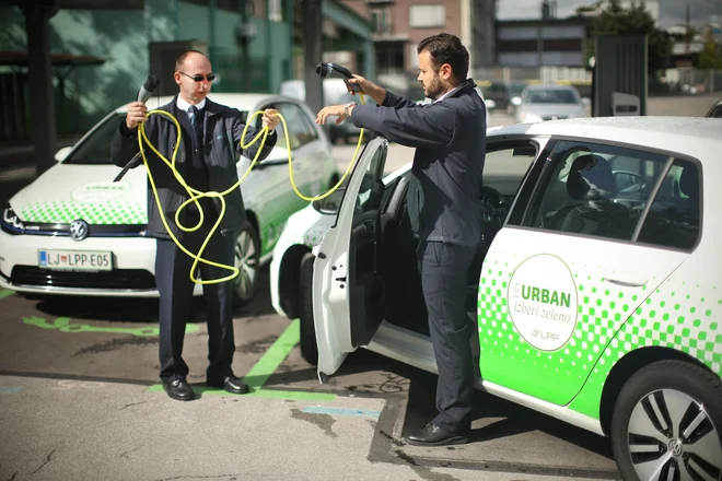 Po škofljiški občini je LPP prevoze na klic opravljal z električnimi eurbani. FOTO: Jure Eržen/Delo