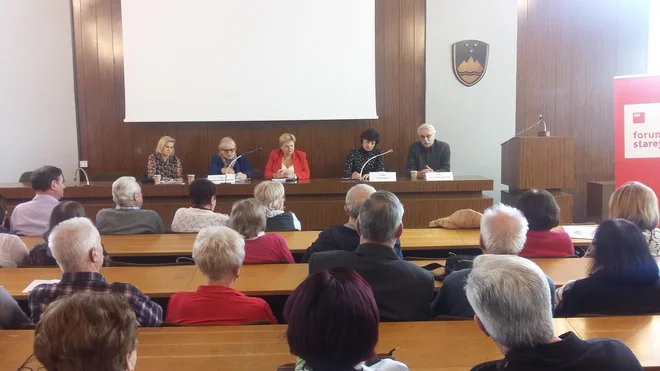 Civilne in politične iniciative morajo združiti moči in pritisniti na prihodnjo vlado, da takoj začne s postopki za sprejem zakona o dolgotrajni oskrbi, so poudarili razpravljavci na posvetu, ki ga je organiziral&nbsp;Forum starejših SD osrednje Slovenije. Foto Andreja Žibret Ifko