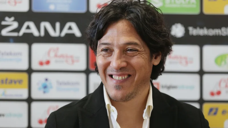 Fotografija: Novi trener Tabora, sloviti Mauro Camoranesi, se je z veliko vnemo lotil dela na Krasu. Foto Leon Vidic