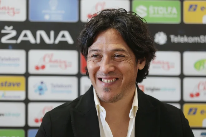 Novi trener Tabora, sloviti Mauro Camoranesi, se je z veliko vnemo lotil dela na Krasu. Foto Leon Vidic