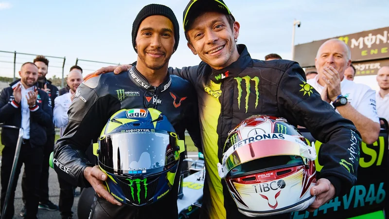 Fotografija: Valentino Rossi (desno) se je med pripravami srečal tudi s šestkratnim prvakom formule 1 Lewisom Hamiltonom. FOTO: Motogp.com