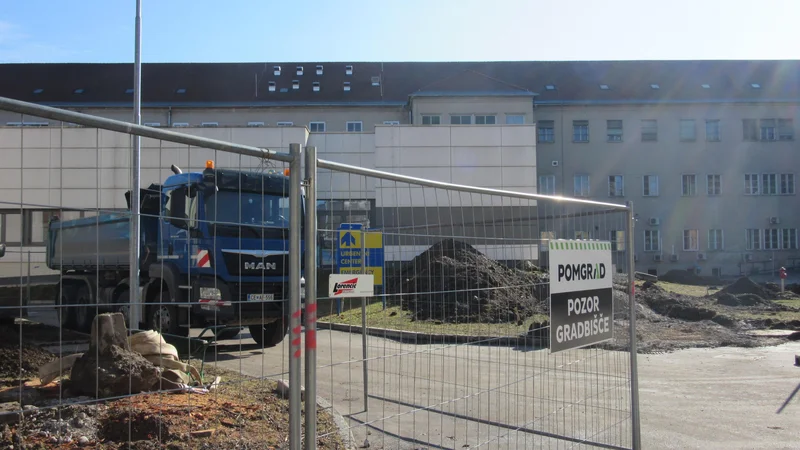 Fotografija: V Splošni bolnišnici Celje menijo, da je le vprašanje časa, kdaj bodo gradbišče zaprli, glede na to, da na njem ni nadzornika. Na novogradnjo so čakali leta. FOTO: Špela Kuralt/Delo