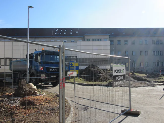 V Splošni bolnišnici Celje menijo, da je le vprašanje časa, kdaj bodo gradbišče zaprli, glede na to, da na njem ni nadzornika. Na novogradnjo so čakali leta. FOTO: Špela Kuralt/Delo