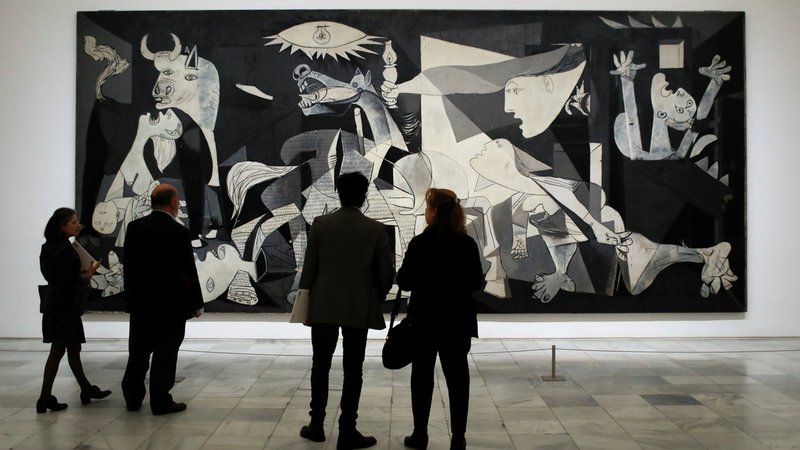 Fotografija: Na razstavi so na ogled tudi skice za znamenito Guernico, ki je upodobljena na fotografiji. Foto Reuters