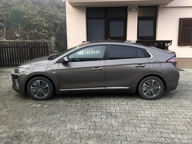 Hyundai ioniq je dolg malo manj od 4,5 metra. FOTO: Aljaž Vrabec