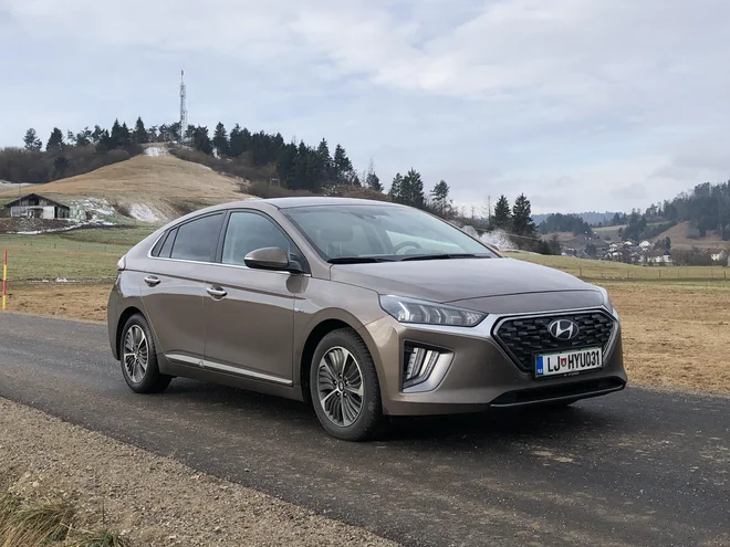 Pogon sicer sestavljata 1,6-litrski štirivaljni bencinski motor s 105 konjskimi močmi (77 kW) in elektromotor s 44 konjskimi močmi (32 kW), skupna sistemska moč pa znaša 141 konjskih moči (107 kW). FOTO: Aljaž Vrabec