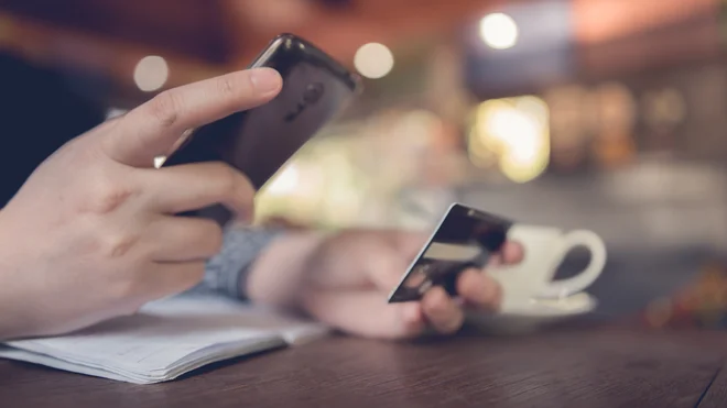 Z digitalnimi bankami se denarnica popolnoma prenese na mobilni telefon. Foto Shutterstock