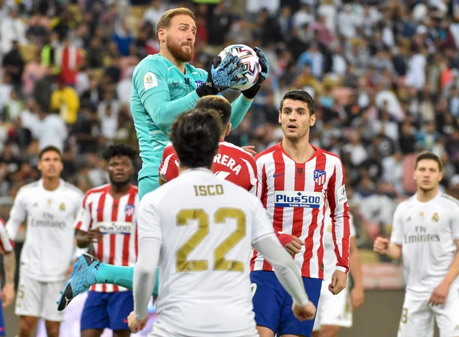 Jan Oblak bo danes popoldne branil Atleticovo trdnjavo Alamo pred napadi favoriziranih Realovih nogometašev. Foto AFP