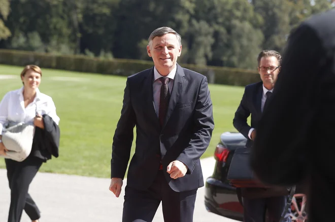 Odhajajoči minister za finance Andrej Bertoncelj svojemu nasledniku zapušča javne finance, v katerih je manj stroškov javnega dolga (obresti), zato pa so močno poskočili stroški dela javnega sektorja in izdatki za socialno varnost. FOTO: Leon Vidic/Delo