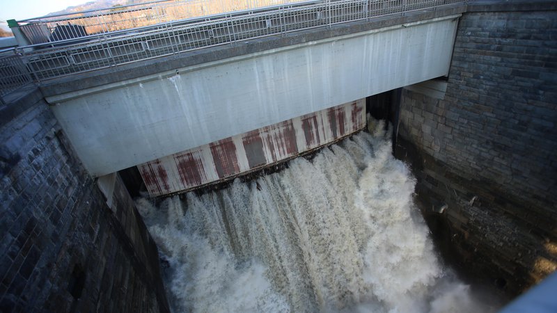Fotografija: Brez hidroelektrarn in jedrske energije bo NEPN zelo drag. FOTO: Tadej Regent/Delo