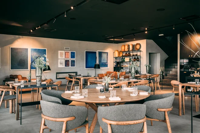Restavracijo in bar so poimenovali po Lucianu, edinem moškem prebivalcu zaselka Mužolini Donji, tudi hotelskem »dobavitelju« pridelkov in živil.