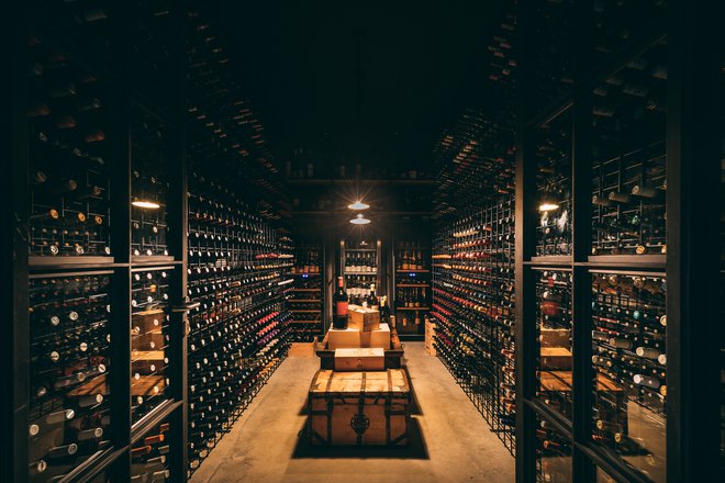 Vinska klet z okoli 600 etiketami vin iz Istre in sveta.