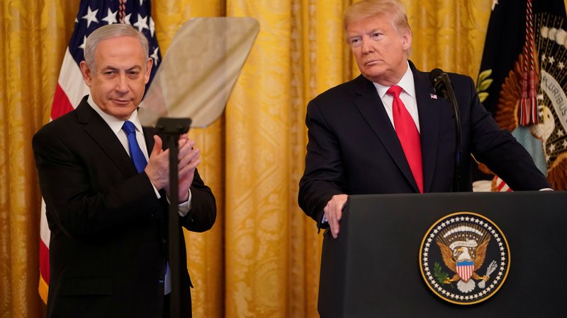 Fotografija: Benjamin Netanjahu z Donaldom Trumpom. FOTO: Joshua Roberts/Reuters