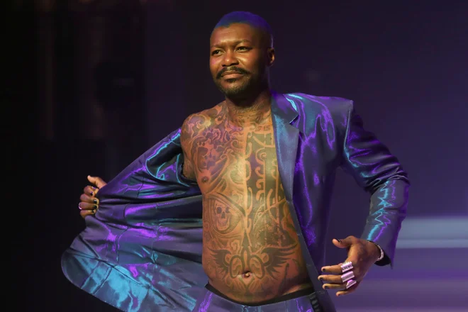 Djibril Cissé je v Parizu pred kratkim nosil kreacijo modnega oblikovalca Jean-Paula Gaultiera. Foto Reuters