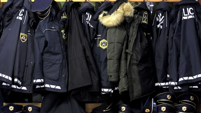 Fotografija: Policisti so bili pripravljeni preklicati opozorilno stavko, če bi vlada izpolnila njihove zahteve. FOTO: Roman Šipić/Delo