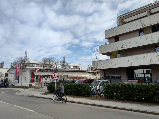 Na mestu sedanjega Mercatorja v centru Rožne doline bodo zrasli večja trgovina in dva bloka, ki bosta tako visoka, kot je sosednji. FOTO: Aleš Stergar/Delo