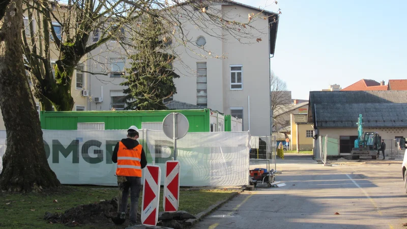 Fotografija: O odpovedi nadzora na gradbišču celjske bolnišnice bo moralo ministrstvo za zdravje še veliko pojasniti. FOTO: Špela Kuralt/Delo