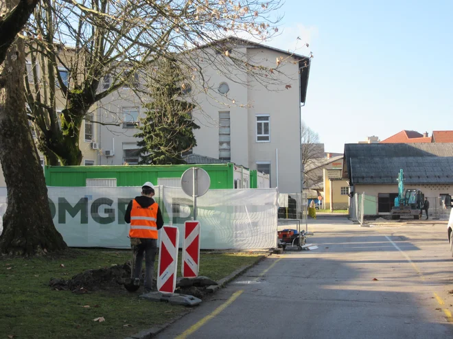 O odpovedi nadzora na gradbišču celjske bolnišnice bo moralo ministrstvo za zdravje še veliko pojasniti. FOTO: Špela Kuralt/Delo