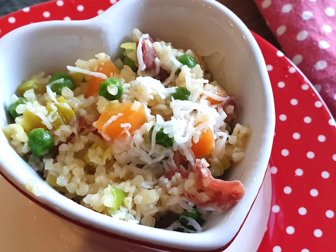 Bulgur skuhamo po navodilu le nekaj minut prej ga odstavimo in odcedimo. Foto: Tanja Drinovec