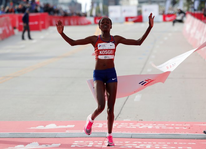 Tudi Brigid Kosgei, ki je lani postavila ženski svetovni rekord v maratonu, je nosila sporni model vaporfly. FOTO: Mike Segar/Reuters