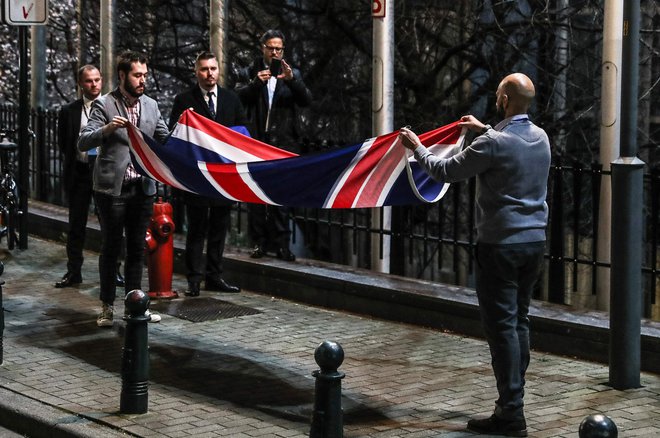 Umik britanske zastave izpred poslopja evropskega parlamenta v Bruslju. Foto: Aris Oikonomou/Afp
