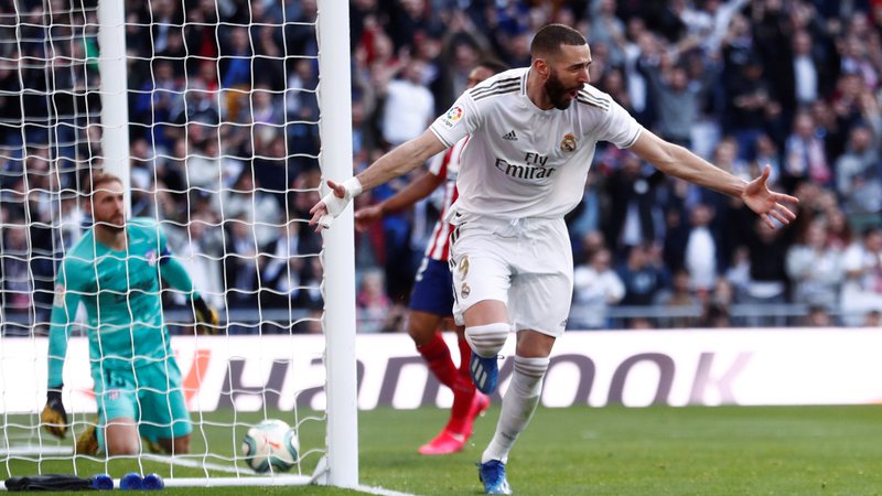 Fotografija: Takole je Atleticov vratar Jan Oblak le nemočno pospremil gol Karima Benzemaja za končno zmago Reala z 1:0. FOTO: Reuters
