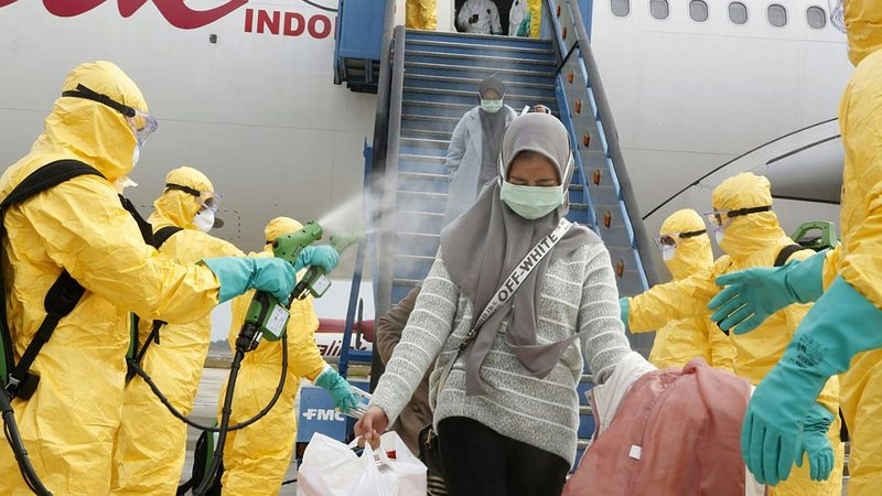 Fotografija: Države prepovedujejo vstop osebam, ki so pripotovale iz Kitajske. FOTO: AFP