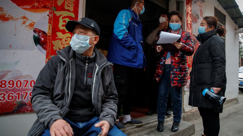 Fotografija: Številne evropske družbe so svojim zaposlenim prepovedale potovanja v Kitajsko. FOTO: Thomas Peter/Reuters