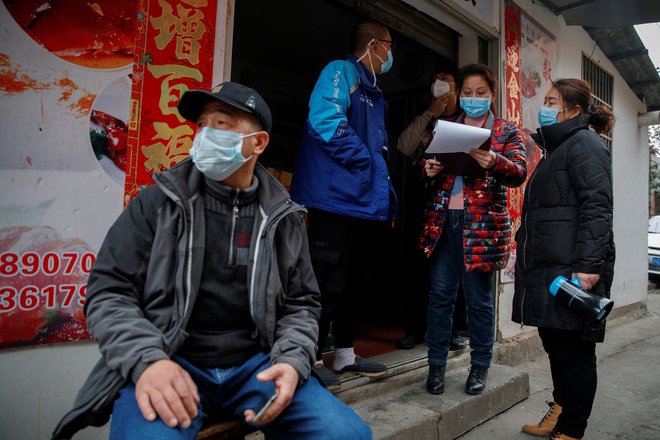 Številne evropske družbe so svojim zaposlenim prepovedale potovanja v Kitajsko. FOTO: Thomas Peter/Reuters