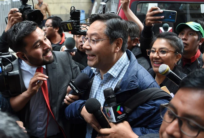 Predsedniški kandidat stranke Mas je nekdanji minister Luis Arce Catacora. FOTO: Aizar Raldes/AFP