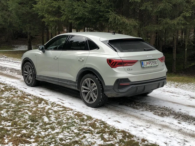 Celotno podobo poudarjajo tudi ostre linije, saj je bil pred tem Q3 bolj znan po zaobljenem zadku. Še toliko bolj je drugačen v kupejevski različici sportback. FOTO: Aljaž Vrabec