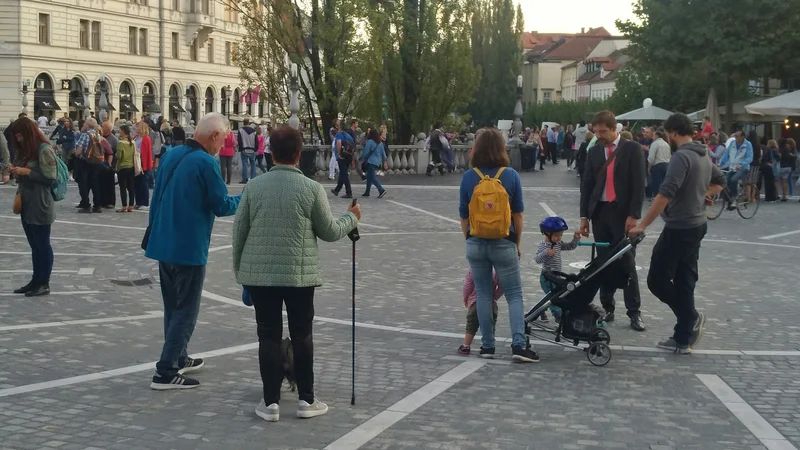 Fotografija: Civilne in politične iniciative nameravajo združiti moči in pritisniti na prihodnjo vlado, da takoj, ko bo oblikovana, začne postopke za sprejetje zakona o dolgotrajni oskrbi, ki je v pripravi že več kot 15 let. Foto Silva Čeh