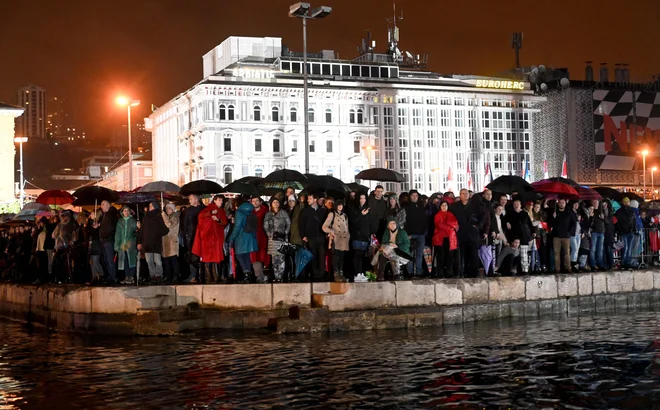 <em>Opera industriale</em>, spektakel za oči in predvsem ušesa, je na De Franceschijev pomol privabil množico, ki je zvočno podobo tudi soustvarjala. Foto AFP