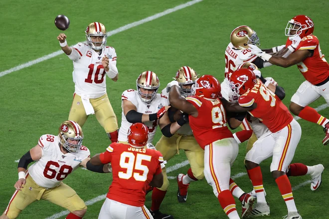 Jimmy Garoppolo v končnici ni bil kos obrambi Kansas Cityja. FOTO: AFP