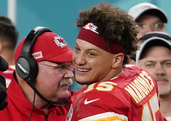 Patrick Mahomes je do lovorike prišel pri 24 letih, trener Andy Reid pri 61. FOTO: Reuters