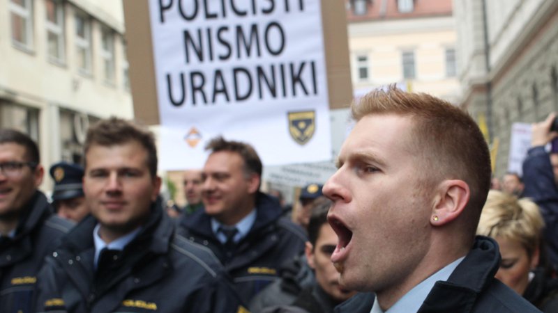 Fotografija: V Policijskem sindikatu Slovenije, drugem reprezentativnem sindikatu policistov, menijo, da so stavkovne zahteve iz sporazuma z vlado trenutno »v reševanju in so ustrezno pravno zavarovane«. FOTO: Tomi Lombar
