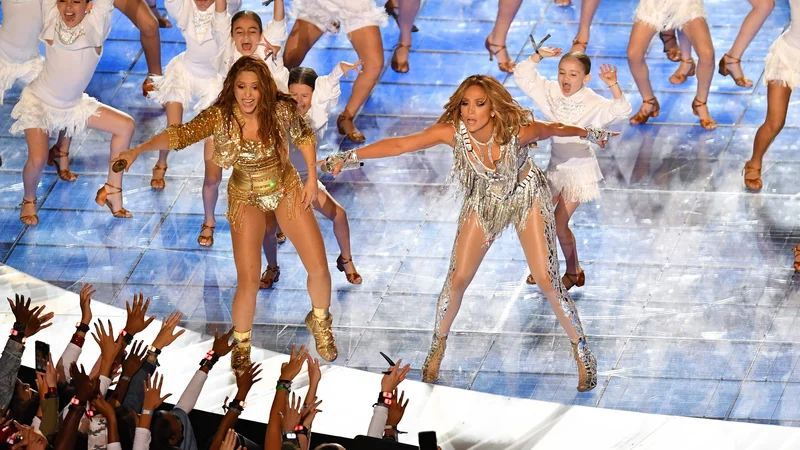 Fotografija: Slavni pevki Shakira in Jennifer Lopez sta navdušili oboževalce. FOTO: Afp