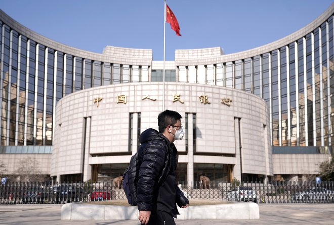 Pred Ljudsko banko Kitajske v Pekingu. FOTO: Jason Lee/Reuters
