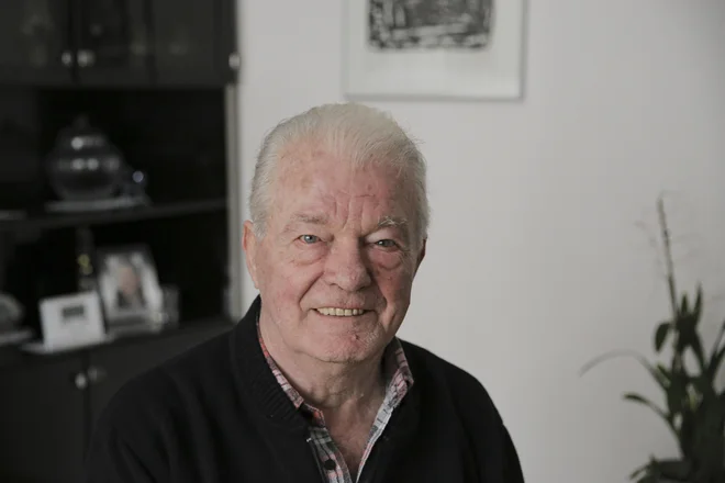 &raquo;Dopoldne sem bil v šoli, popoldne pa v internatu, kjer so bile obvezne učne ure. Vsako soboto sem šel fantič pri enajstih, dvanajstih letih peš domov, 30 kilometrov daleč, da je mama oprala perilo. V nedeljo pa spet peš nazaj v Črnomelj,&laquo; se spominja Peter Kapš. Foto Jože Suhadolnik