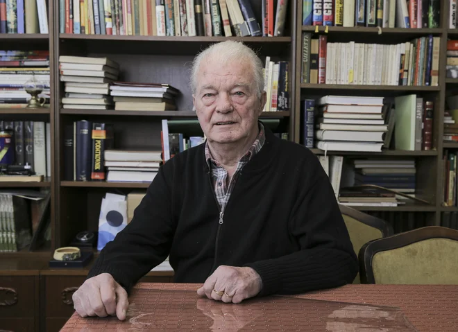 »Najhuje je bilo pa doma, v bolnišnici. Ko so doumeli, da hodim na medicino, bil sem v tretjem letniku, so rekli, da tako pa ne gre. Postavili so pogoj, ali študij ali služba,« pripoveduje Peter Kapš. Foto Jože Suhadolnik