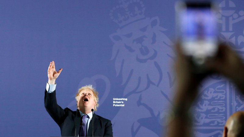 Fotografija: Boris Johnson med govorom na kraljevem mornariškem kolidžu v londonskem Greenwichu. FOTO: Frank Augstein/AFP