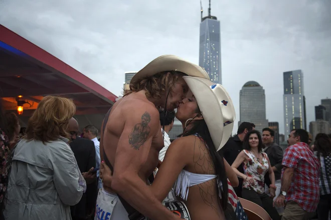 Smo poligamna ali monogamna vrsta? Kot nam lahko povedo tako pesniki kot odvetniki za ločitve, je človeška vrsta glede teh reči že od nekdaj globoko zmedena. FOTO: Reuters